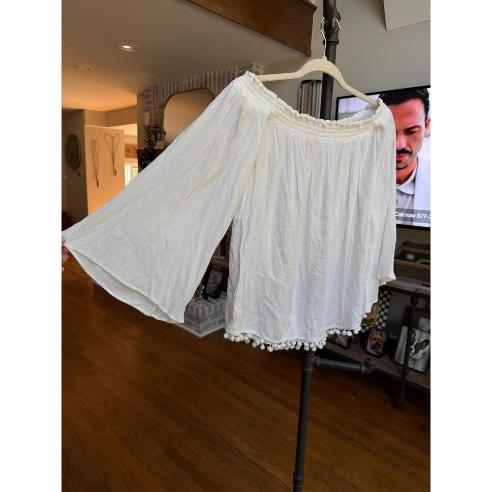 Lilly Pulitzer off-the-shoulder white blouse featuring a distinct pom-pom trim M